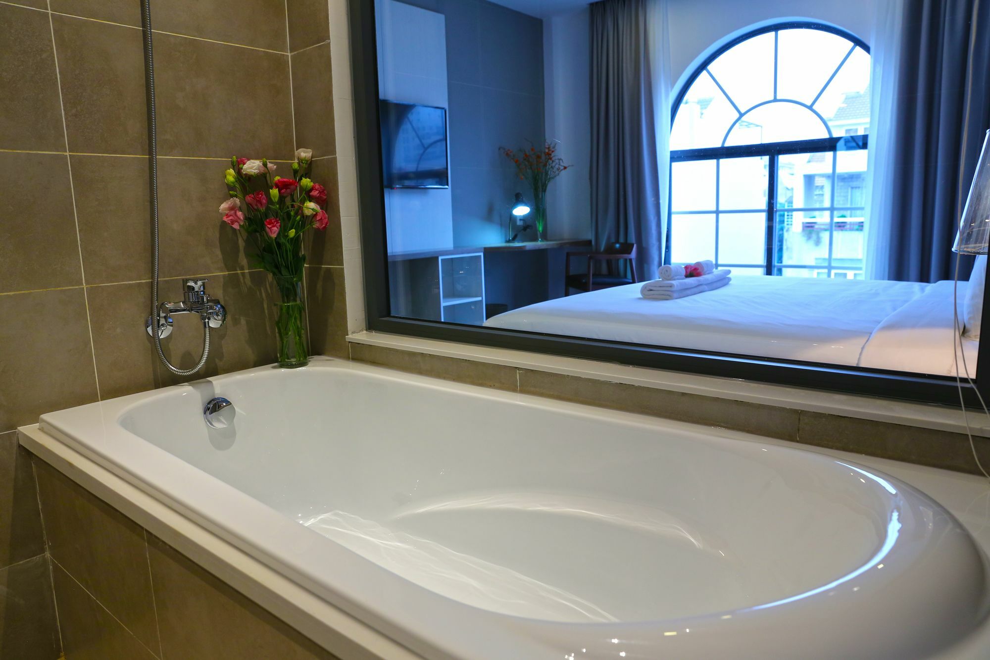 Bizu Royal Hotel Ho Chi Minh City Exterior photo